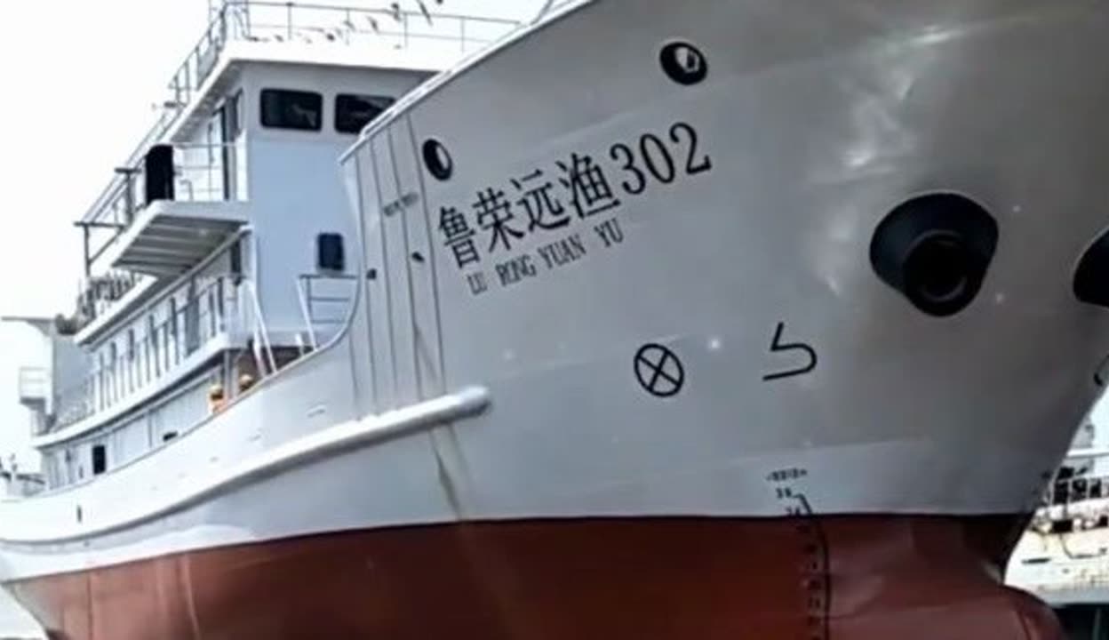 贺“鲁荣远渔302”船气囊上排下水吉水接水顺利#气囊下水#船舶下水#船用气囊#鲁荣远渔302