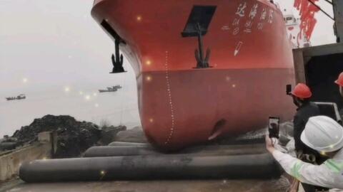 贺大津重工8000DWT散货船气囊上排下水吉水接水顺利